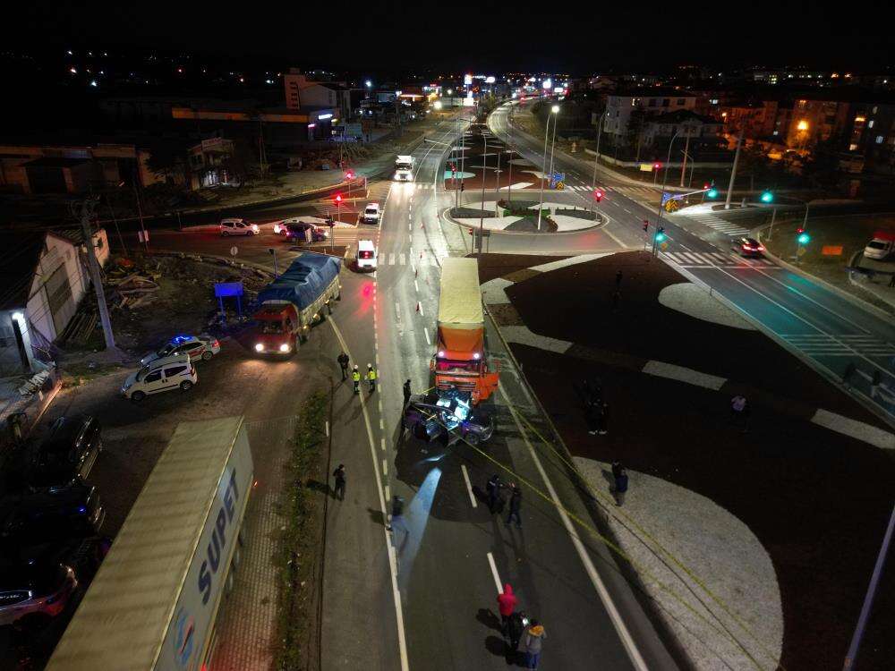 Konya yolunda TIR ile otomobil çarpıştı! 7 kişi yaralandı 6