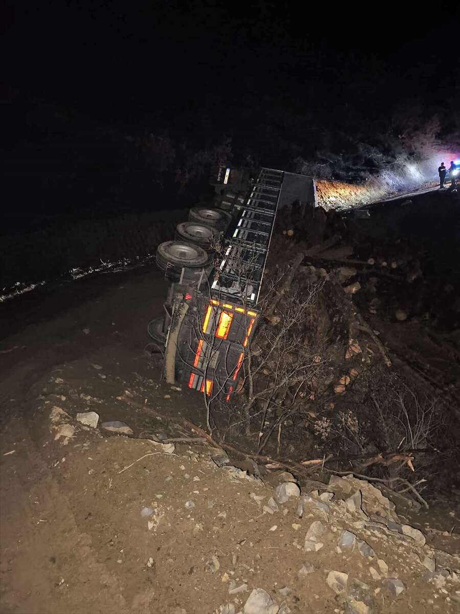 Tomruk yüklü TIR devrildi, ekipler içindeki 3 kişi için yardıma koştu 1