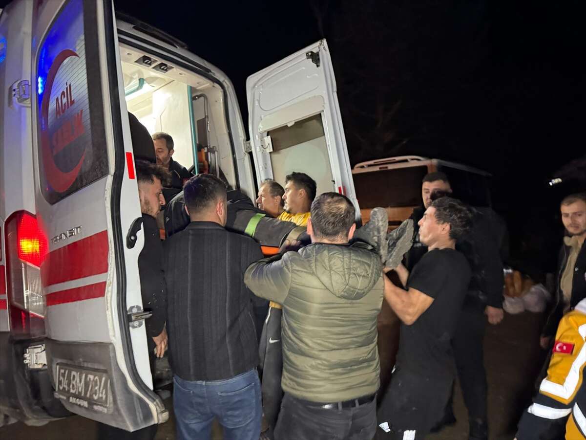 Tomruk yüklü TIR devrildi, ekipler içindeki 3 kişi için yardıma koştu 2