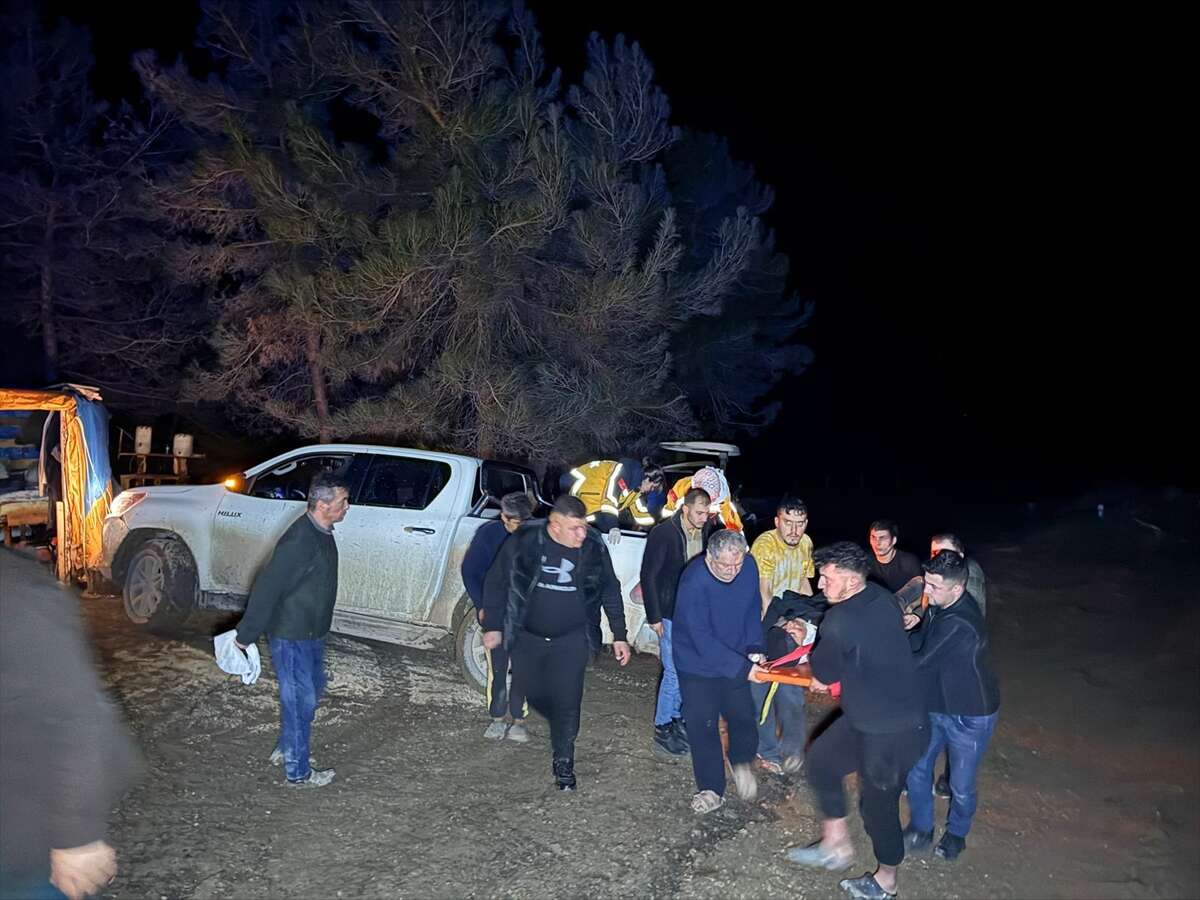 Tomruk yüklü TIR devrildi, ekipler içindeki 3 kişi için yardıma koştu 3