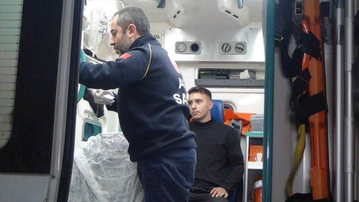 Tomruk yüklü TIR devrildi, ekipler içindeki 3 kişi için yardıma koştu 4