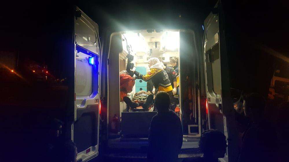 Tomruk yüklü TIR devrildi, ekipler içindeki 3 kişi için yardıma koştu 5