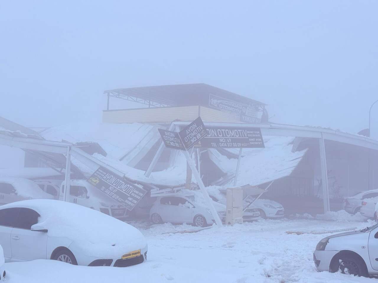 Kar, oto galerideki çatıları çökertti! 67 araç hasar gördü 10