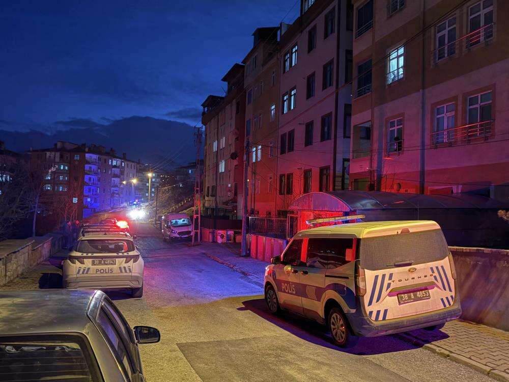 Genç kadın, 20 yaşındaki erkek arkadaşını banyoda öldürdü 7