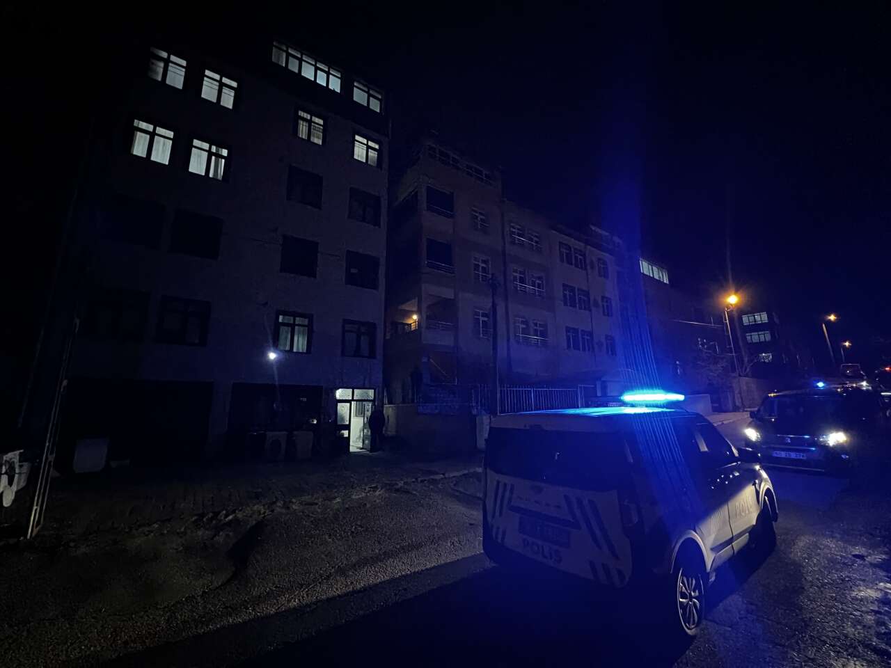 Genç kadın, 20 yaşındaki erkek arkadaşını banyoda öldürdü 11