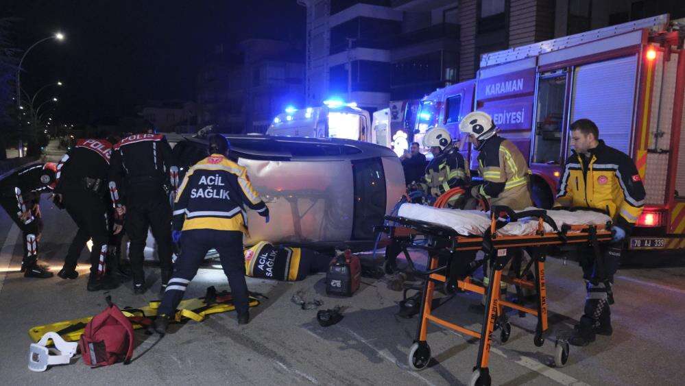 Kadın sürücü park halindeki araca çarptı, devrilen otomobilden güçlükle çıkartıldı 1