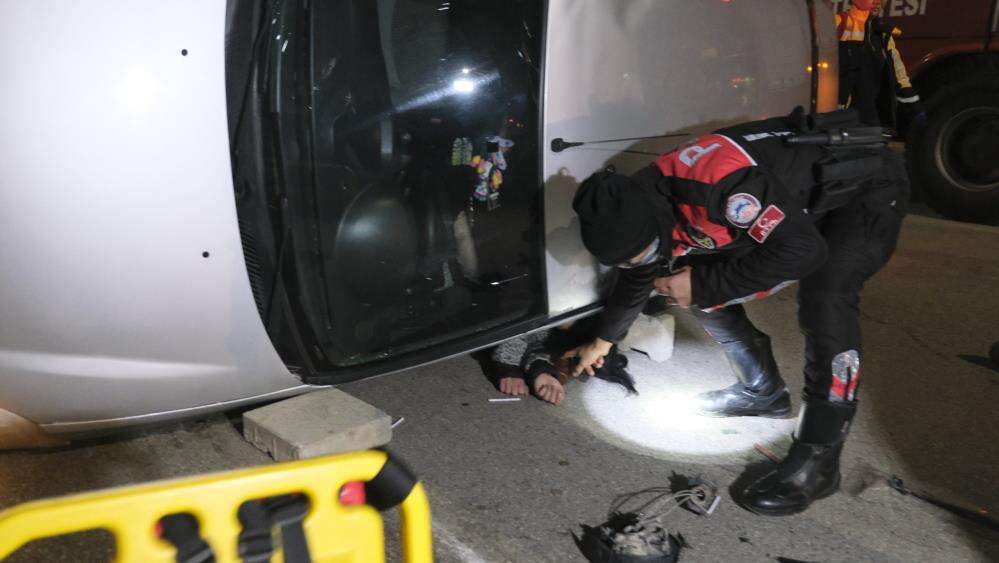 Kadın sürücü park halindeki araca çarptı, devrilen otomobilden güçlükle çıkartıldı 5