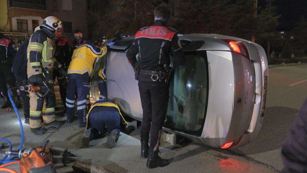 Kadın sürücü park halindeki araca çarptı, devrilen otomobilden güçlükle çıkartıldı 3