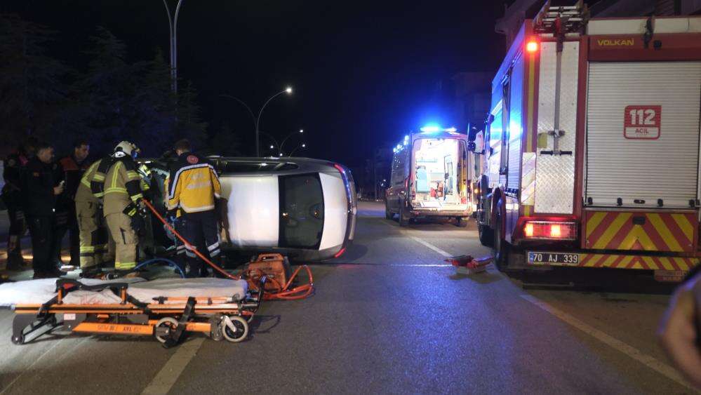 Kadın sürücü park halindeki araca çarptı, devrilen otomobilden güçlükle çıkartıldı 4