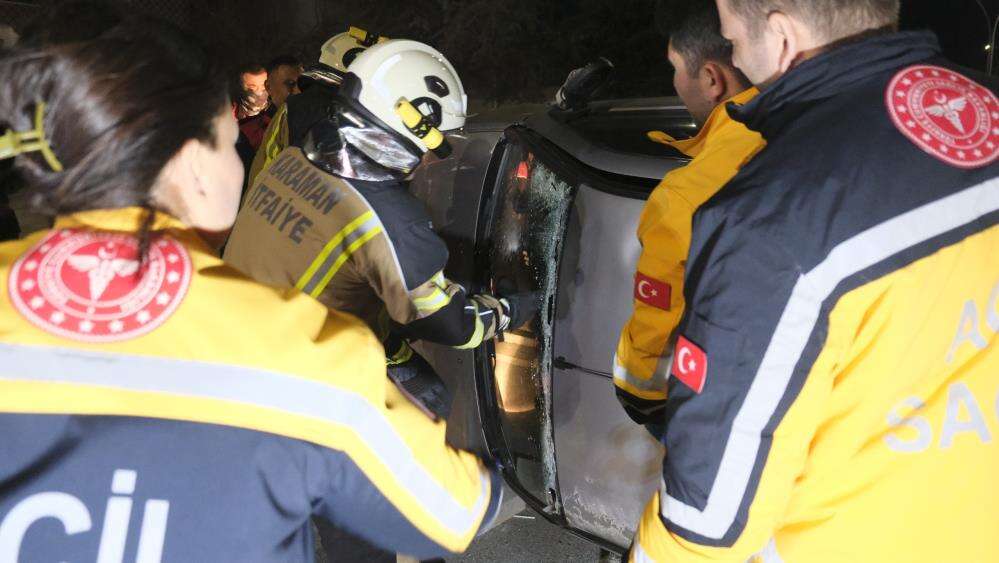 Kadın sürücü park halindeki araca çarptı, devrilen otomobilden güçlükle çıkartıldı 7