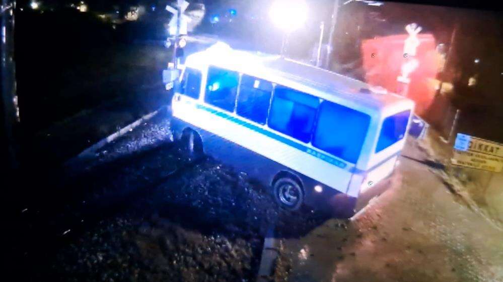 Rayda kalan dolmuşa tren çarptı! Saniyelerle kurtuldu 6