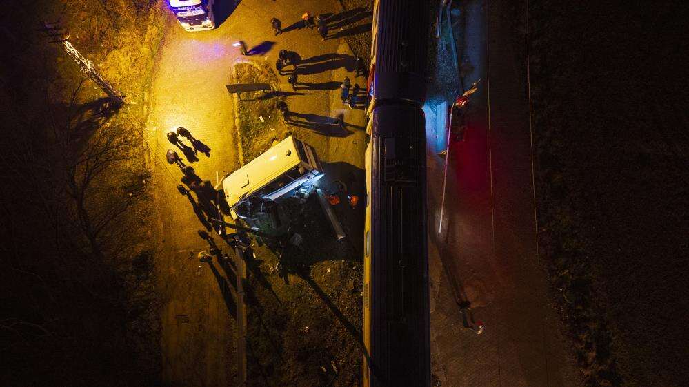 Rayda kalan dolmuşa tren çarptı! Saniyelerle kurtuldu 2