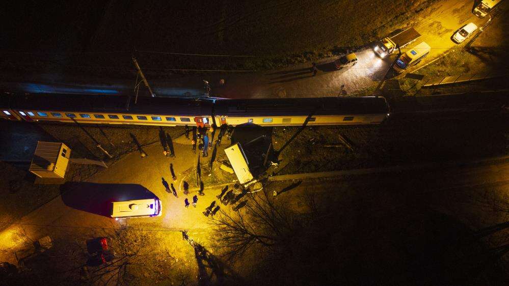 Rayda kalan dolmuşa tren çarptı! Saniyelerle kurtuldu 3