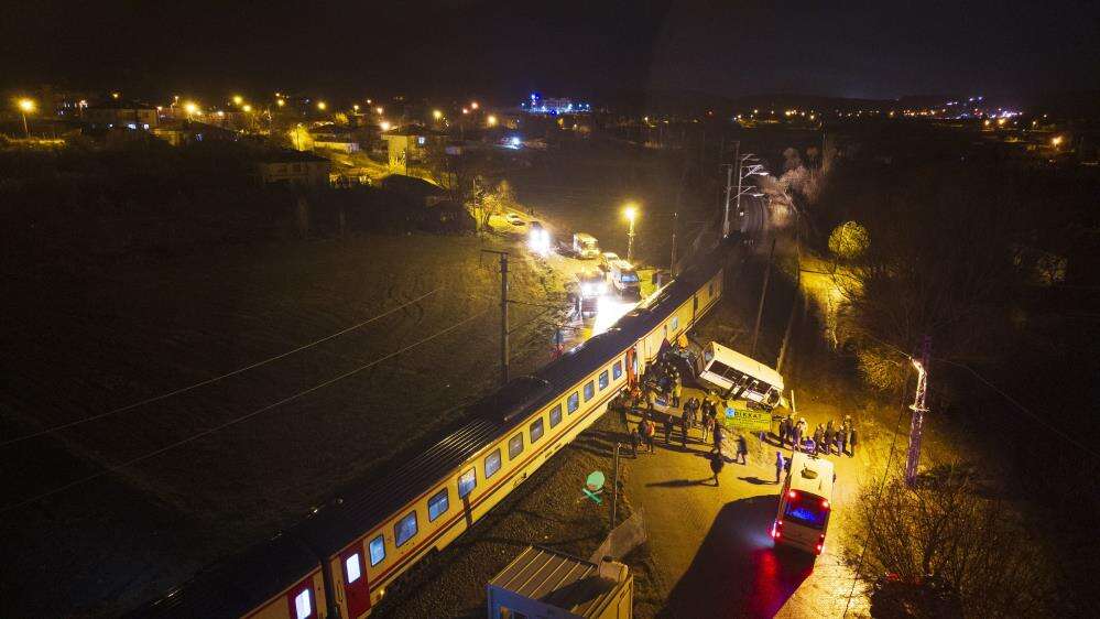 Rayda kalan dolmuşa tren çarptı! Saniyelerle kurtuldu 4