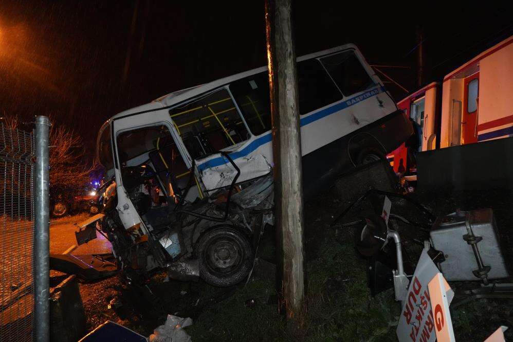 Rayda kalan dolmuşa tren çarptı! Saniyelerle kurtuldu 7