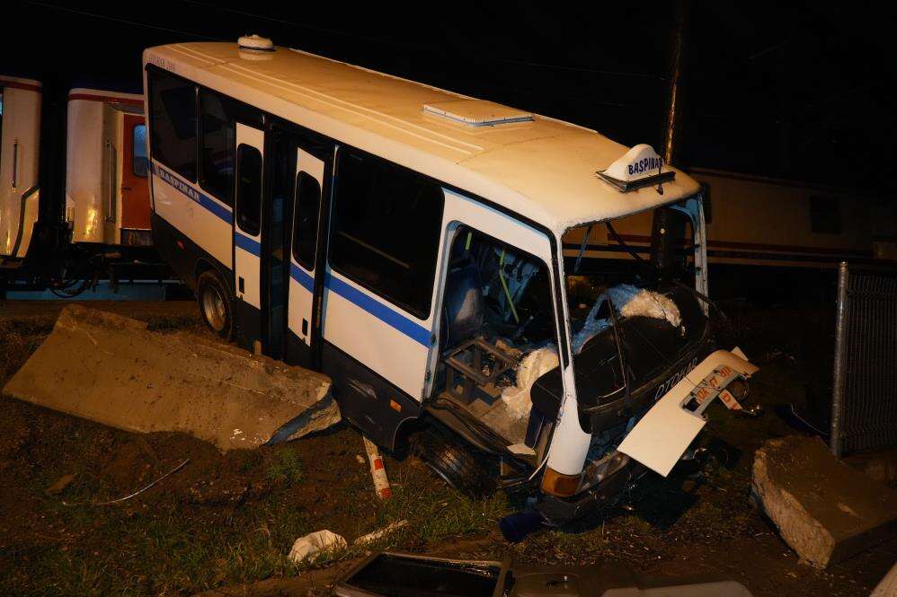 Rayda kalan dolmuşa tren çarptı! Saniyelerle kurtuldu 8