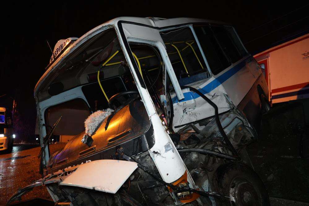 Rayda kalan dolmuşa tren çarptı! Saniyelerle kurtuldu 10