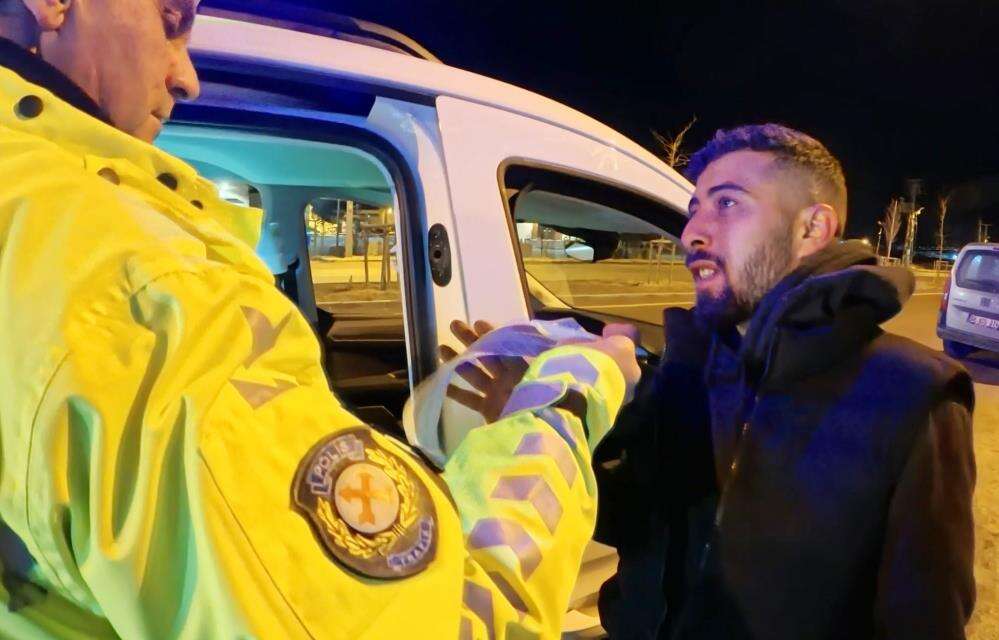 İzleyen pes dedi! Alkollü yakalandı, ceza makbuzuyla araç başında da içti 2