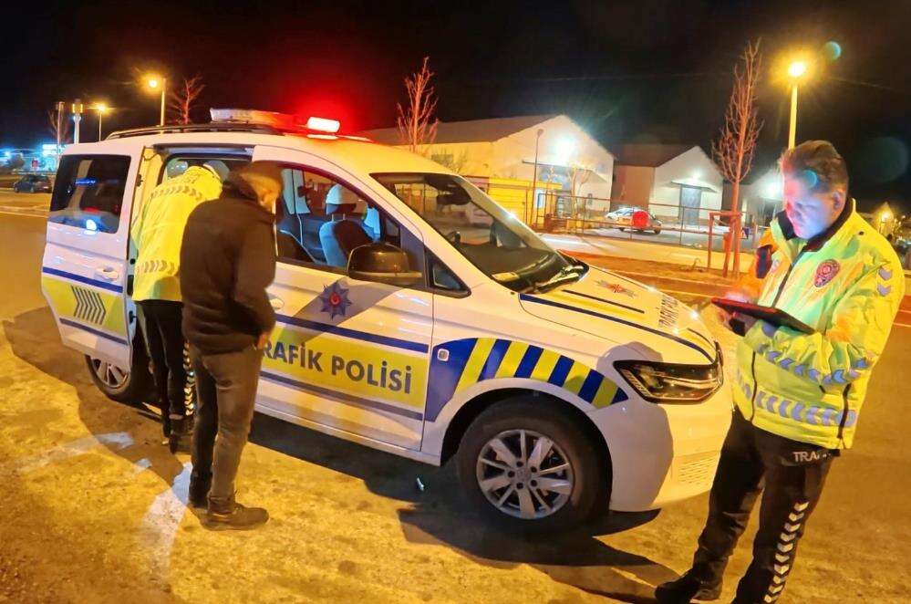 İzleyen pes dedi! Alkollü yakalandı, ceza makbuzuyla araç başında da içti 8