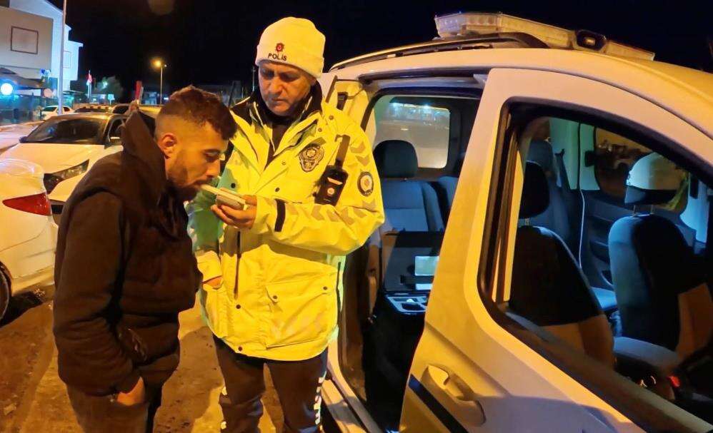 İzleyen pes dedi! Alkollü yakalandı, ceza makbuzuyla araç başında da içti 7