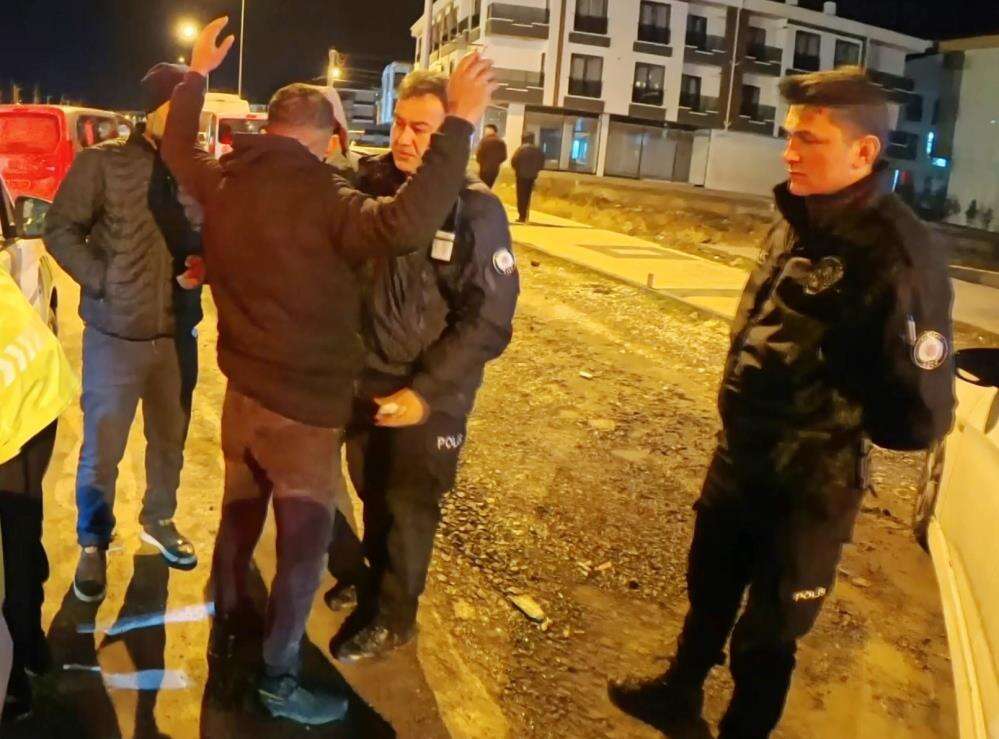 İzleyen pes dedi! Alkollü yakalandı, ceza makbuzuyla araç başında da içti 5