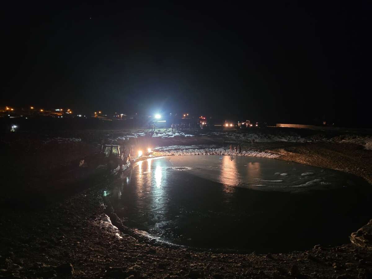 Kayıp 2 çocuğun cansız bedenleri buz tutan gölette bulundu 11