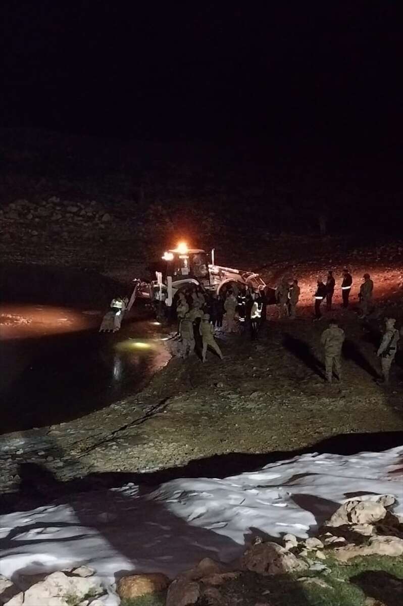 Kayıp 2 çocuğun cansız bedenleri buz tutan gölette bulundu 9