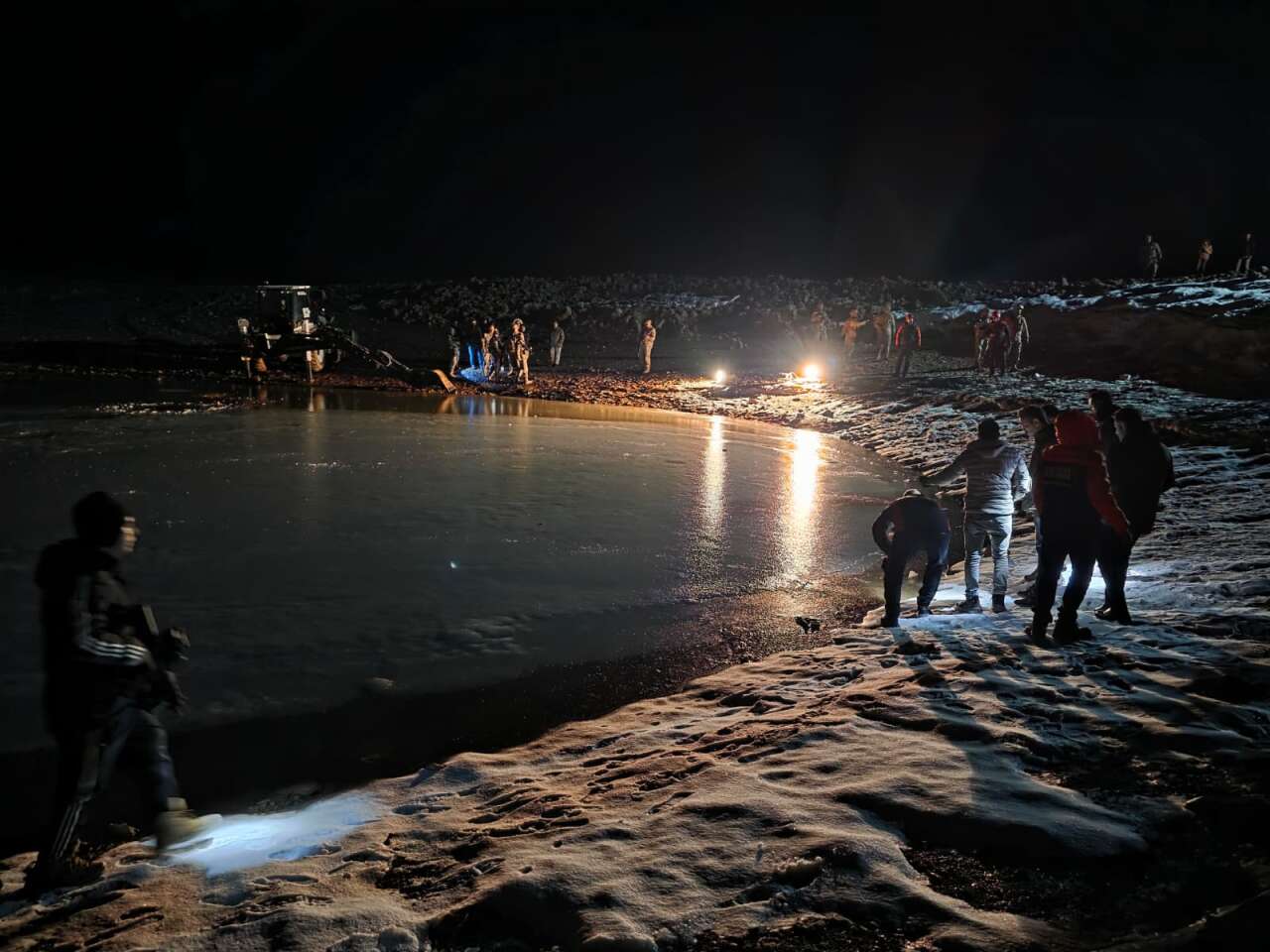 Kayıp 2 çocuğun cansız bedenleri buz tutan gölette bulundu 3