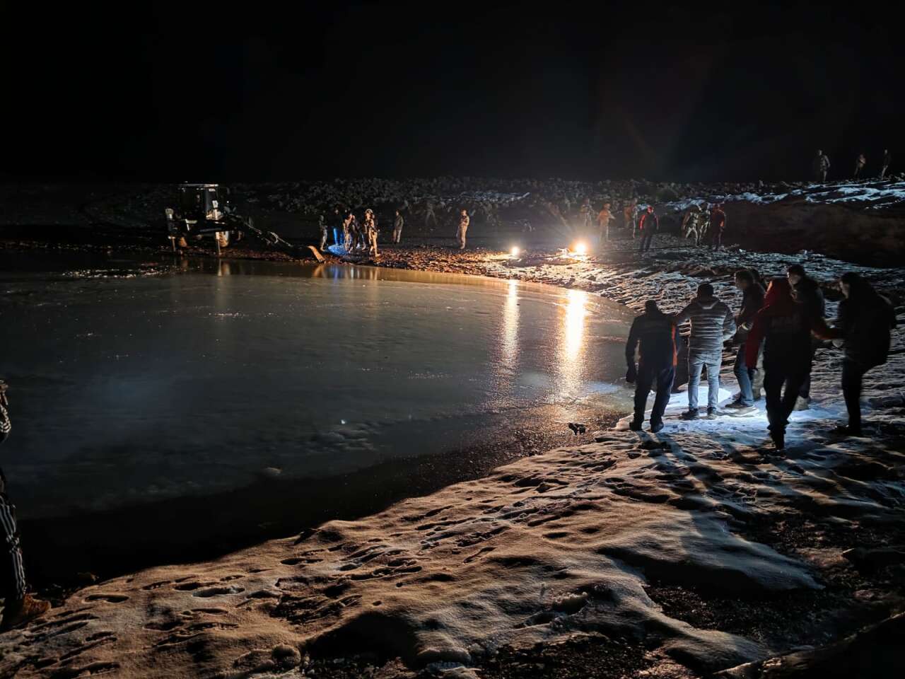 Kayıp 2 çocuğun cansız bedenleri buz tutan gölette bulundu 6