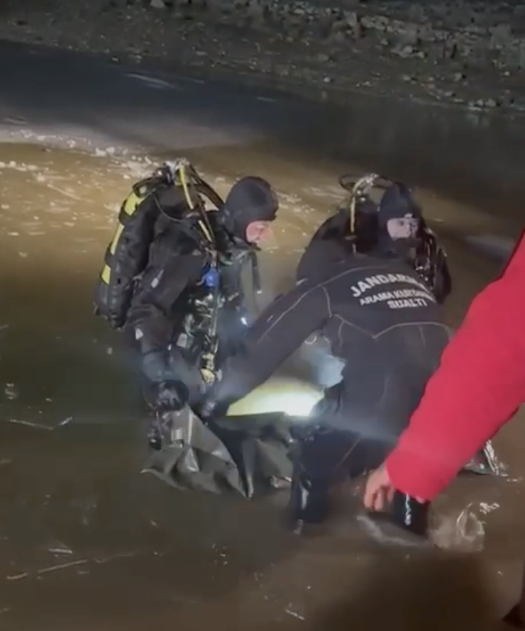 Kayıp 2 çocuğun cansız bedenleri buz tutan gölette bulundu 1