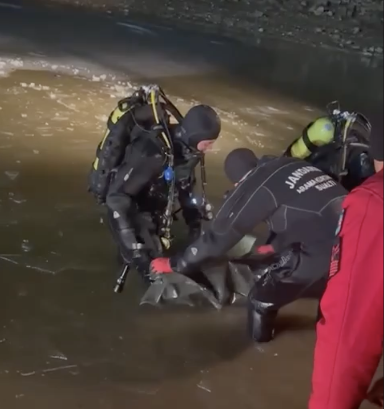 Kayıp 2 çocuğun cansız bedenleri buz tutan gölette bulundu 2