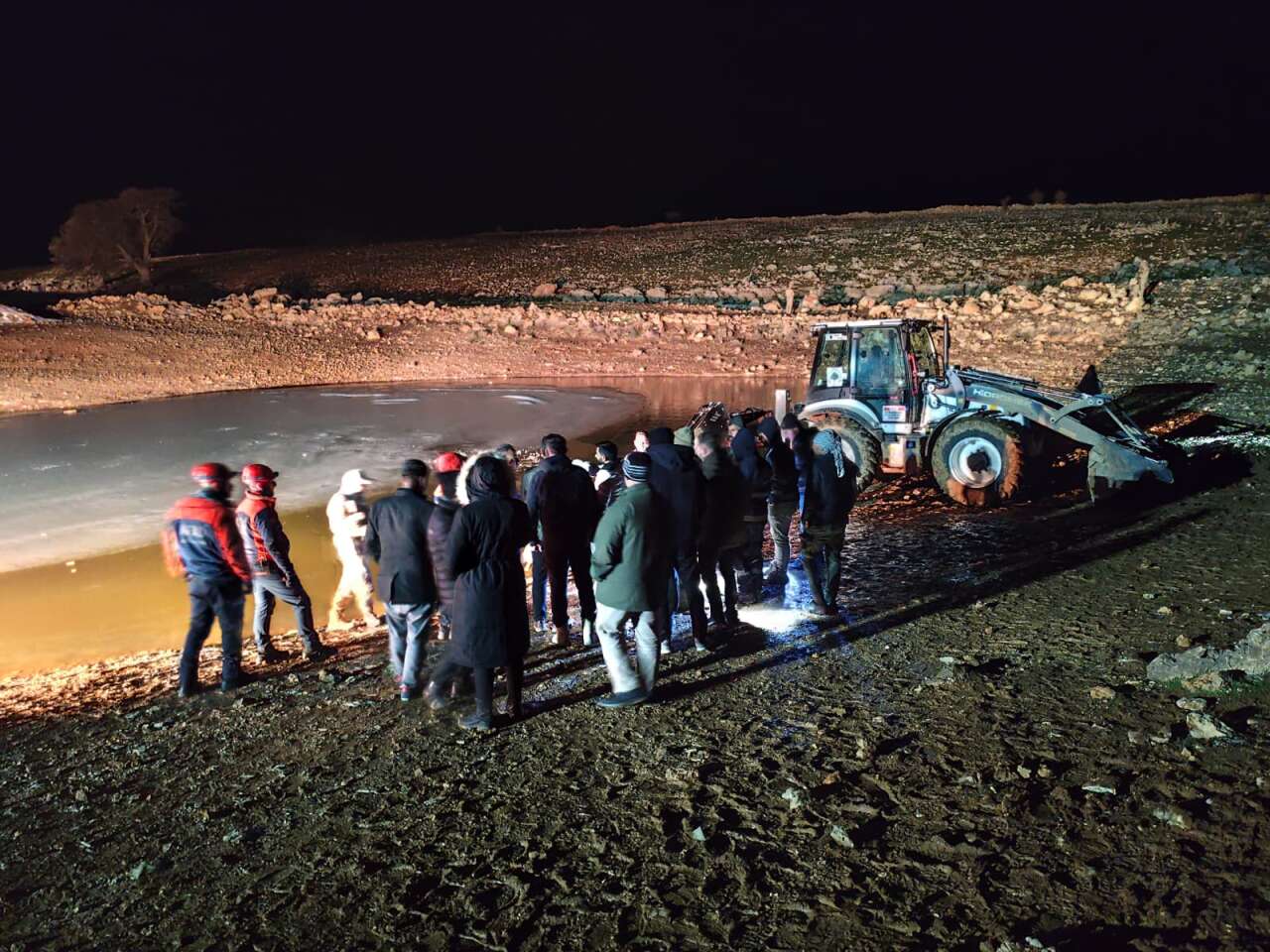 Kayıp 2 çocuğun cansız bedenleri buz tutan gölette bulundu 7