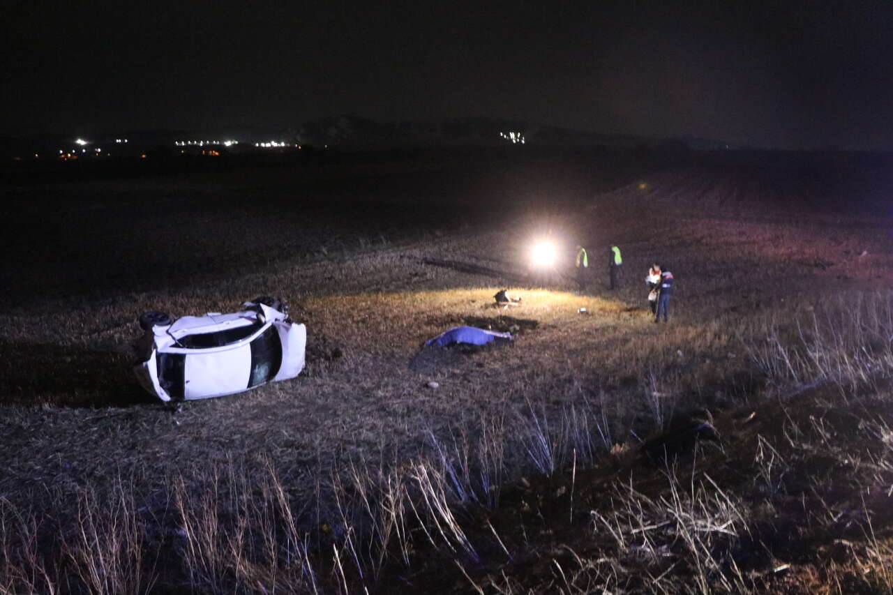 Otomobil şarampole yuvarlandı! 1 ölü, 4 yaralı var 1