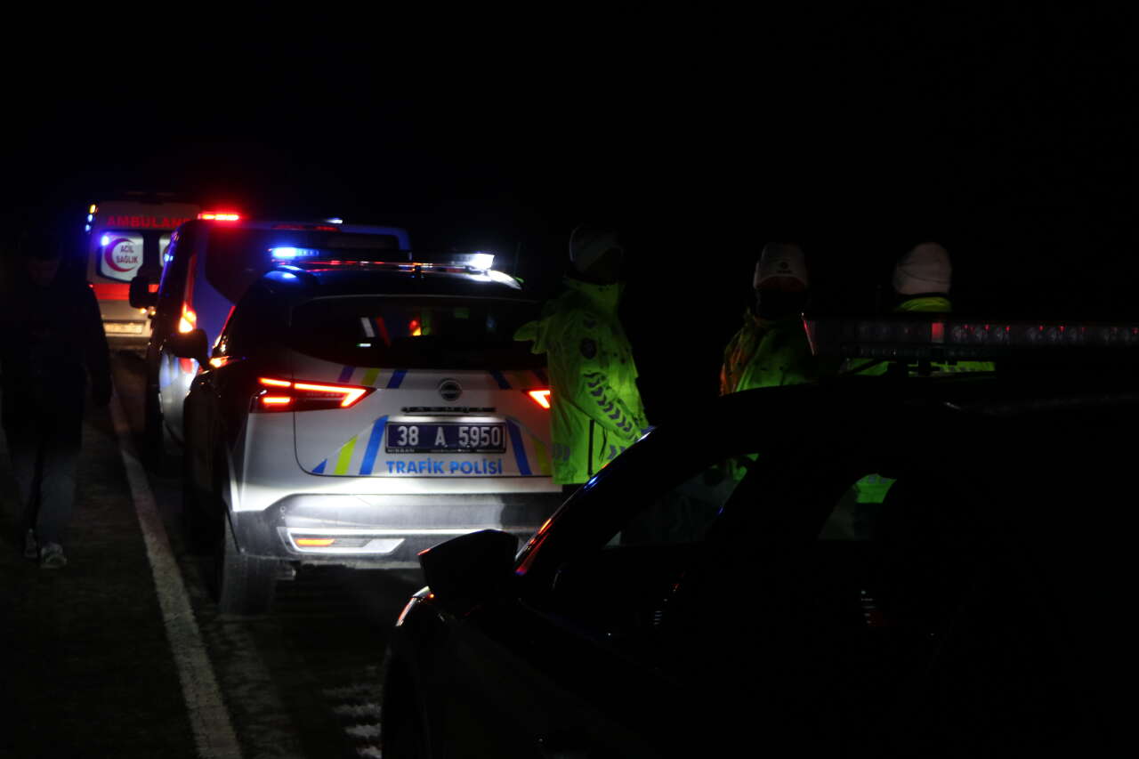 Otomobil şarampole yuvarlandı! 1 ölü, 4 yaralı var 9