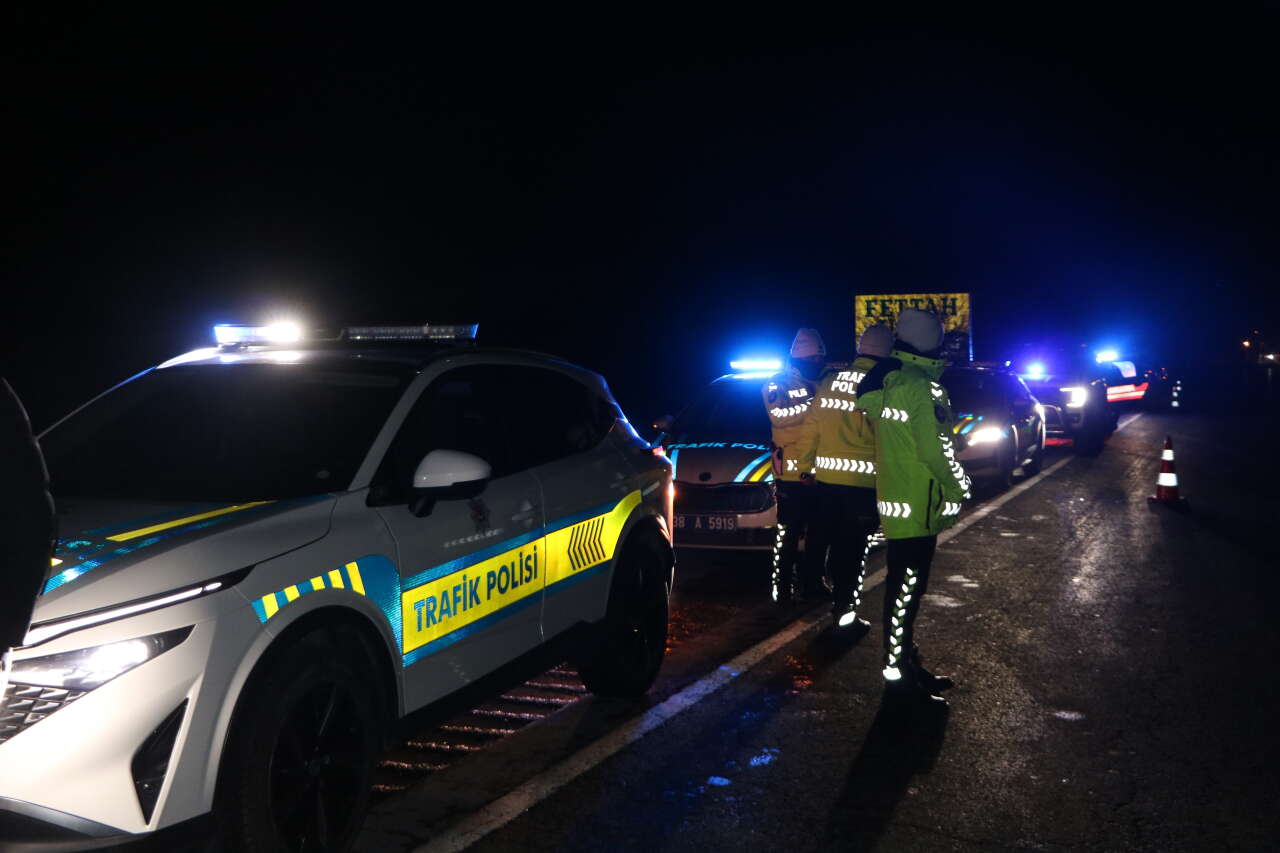 Otomobil şarampole yuvarlandı! 1 ölü, 4 yaralı var 8