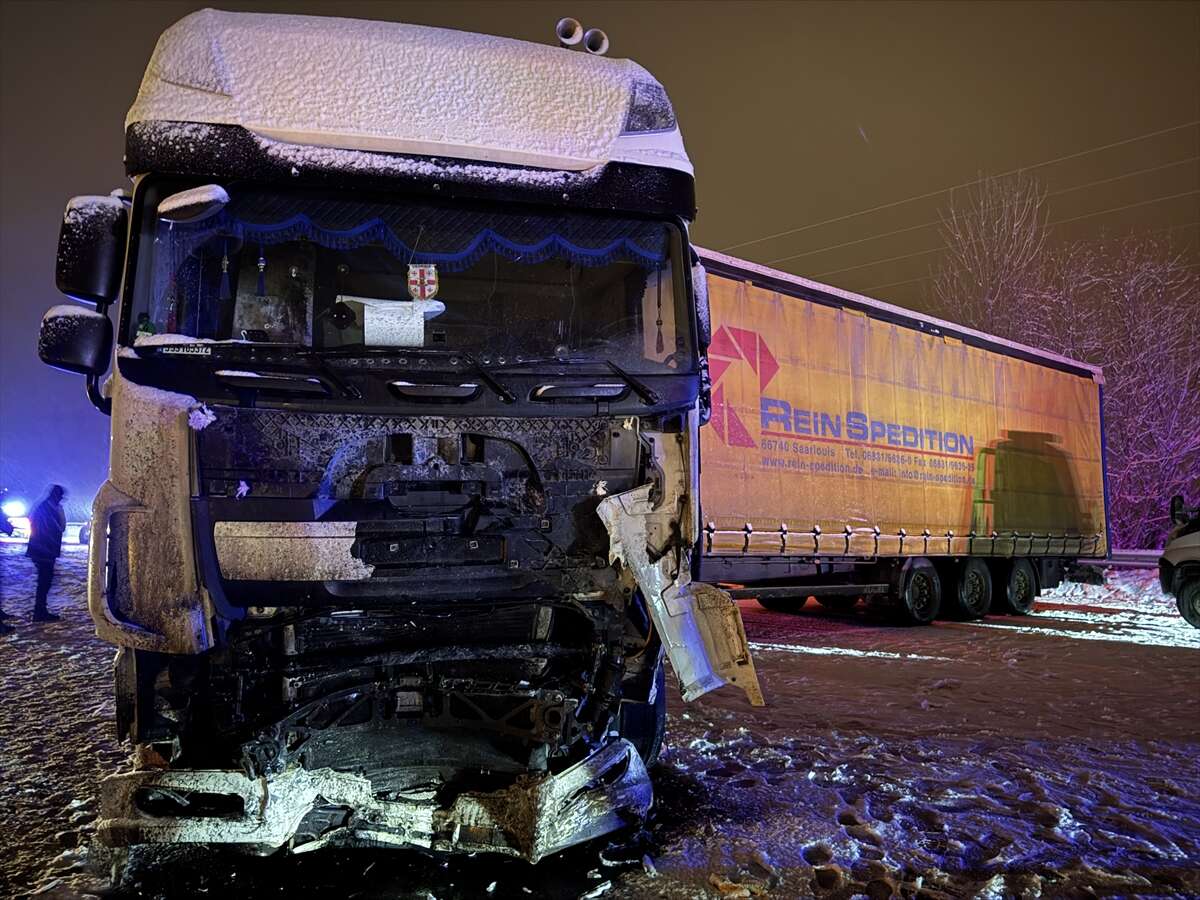 TIR ile cip kafa kafaya çarpıştı! 4 kişi hayatını kaybetti 17