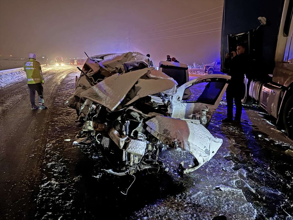 TIR ile cip kafa kafaya çarpıştı! 4 kişi hayatını kaybetti 18