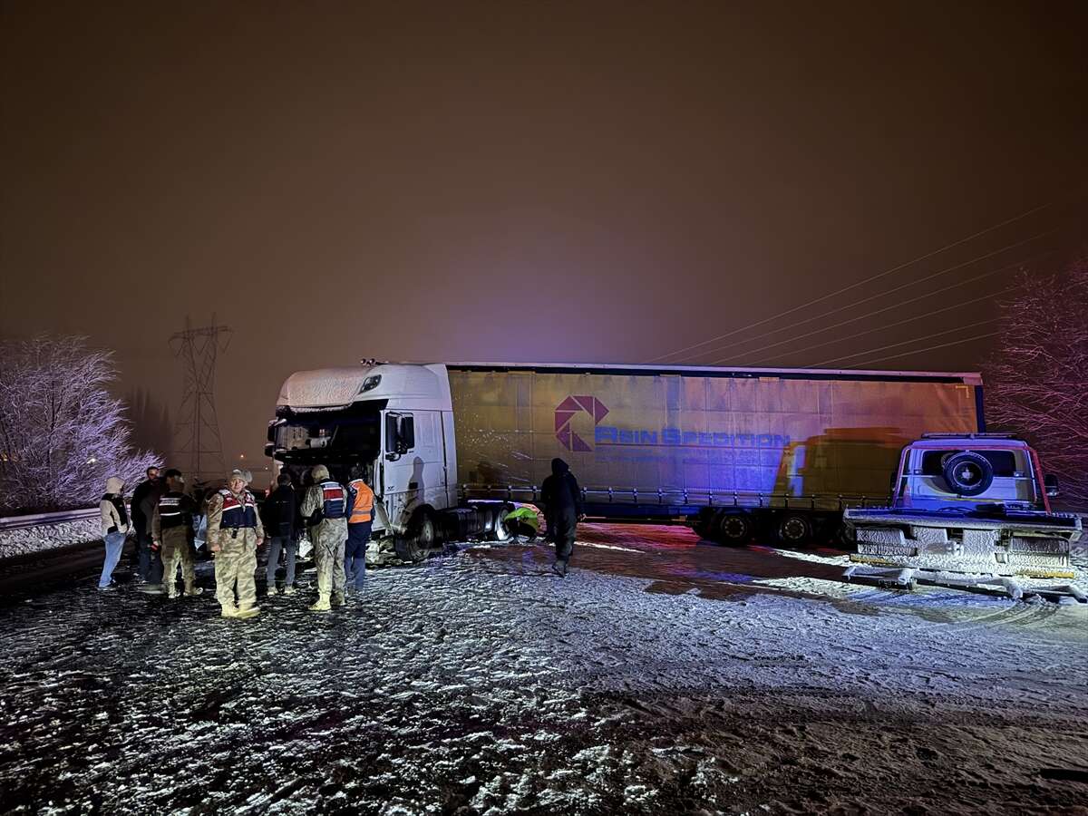 TIR ile cip kafa kafaya çarpıştı! 4 kişi hayatını kaybetti 23