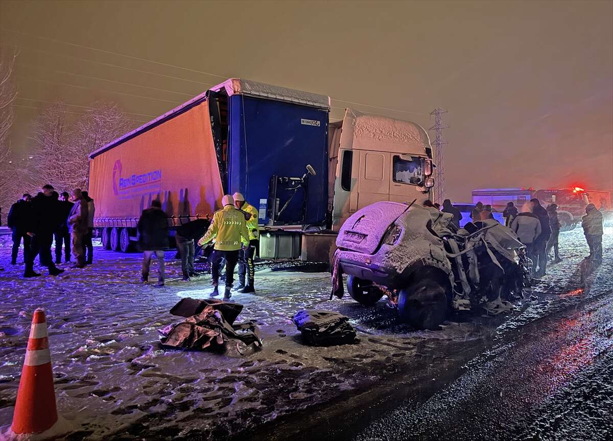 TIR ile cip kafa kafaya çarpıştı! 4 kişi hayatını kaybetti 20