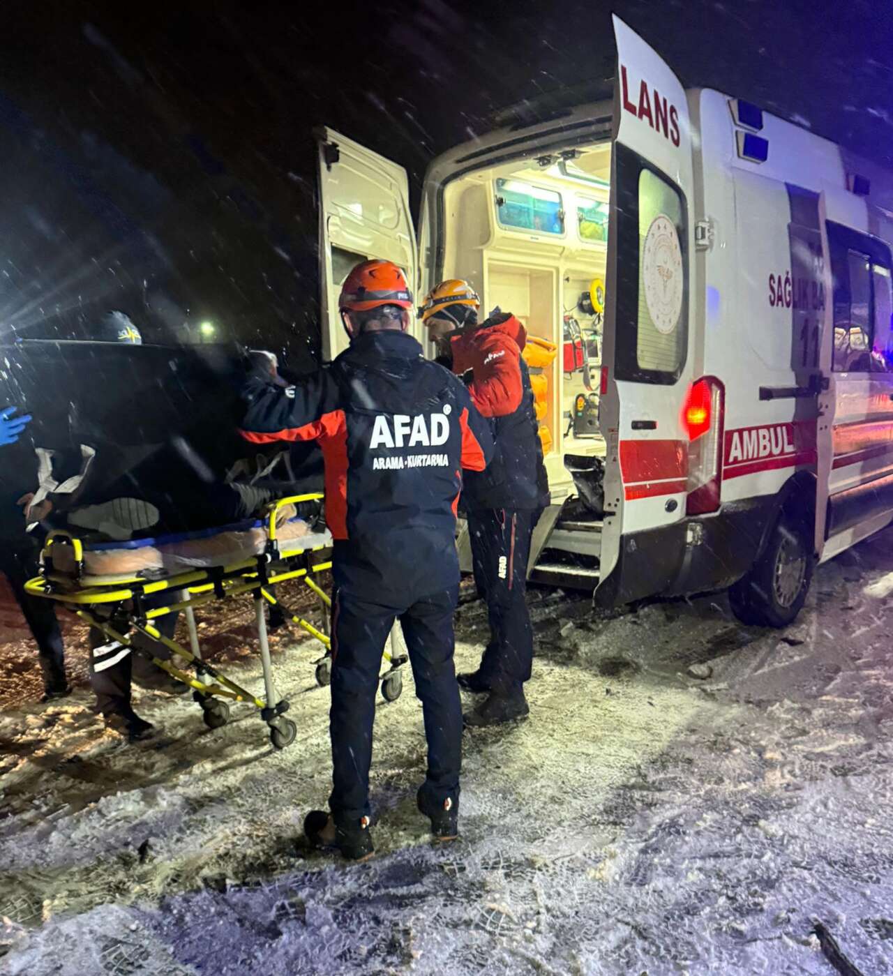 TIR ile cip kafa kafaya çarpıştı! 4 kişi hayatını kaybetti 2