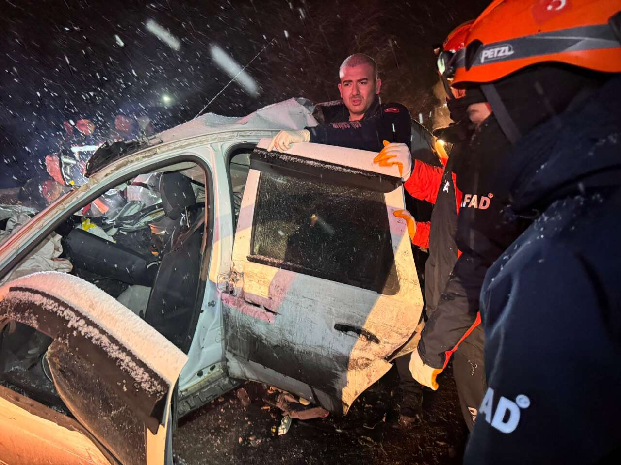 TIR ile cip kafa kafaya çarpıştı! 4 kişi hayatını kaybetti 1