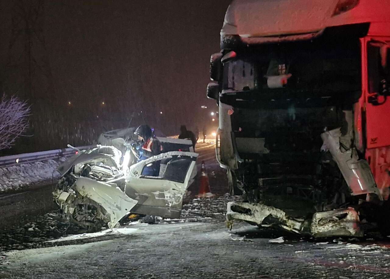 TIR ile cip kafa kafaya çarpıştı! 4 kişi hayatını kaybetti 3