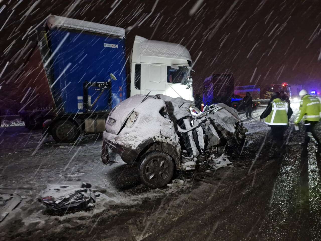 TIR ile cip kafa kafaya çarpıştı! 4 kişi hayatını kaybetti 4