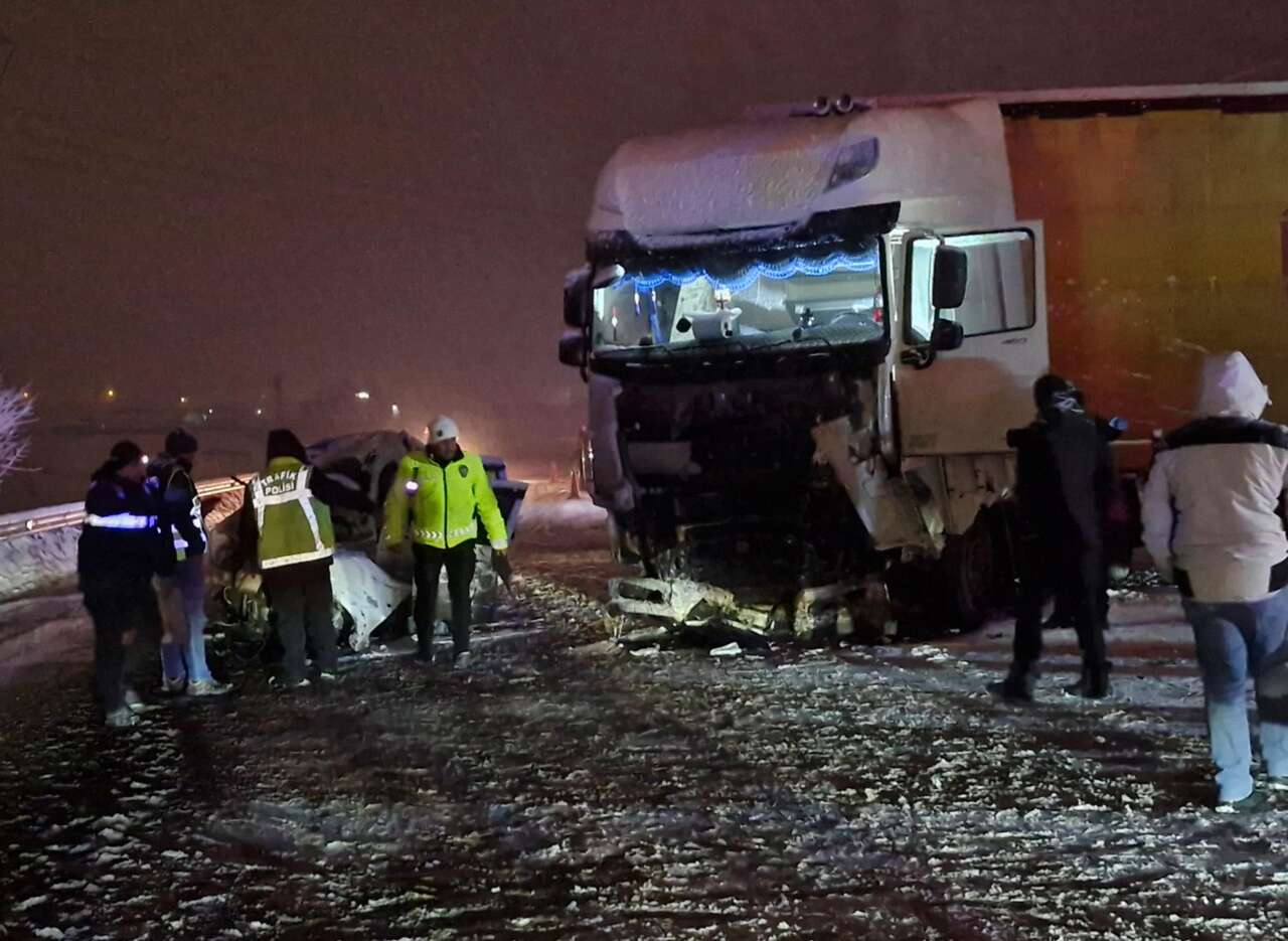 TIR ile cip kafa kafaya çarpıştı! 4 kişi hayatını kaybetti 6