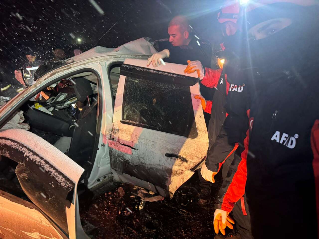 TIR ile cip kafa kafaya çarpıştı! 4 kişi hayatını kaybetti 9