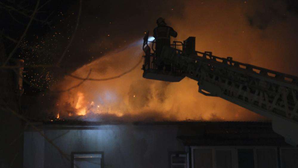 Karaman’da çatı yangını iki binaya sıçradı, mahalle sokağa döküldü 12