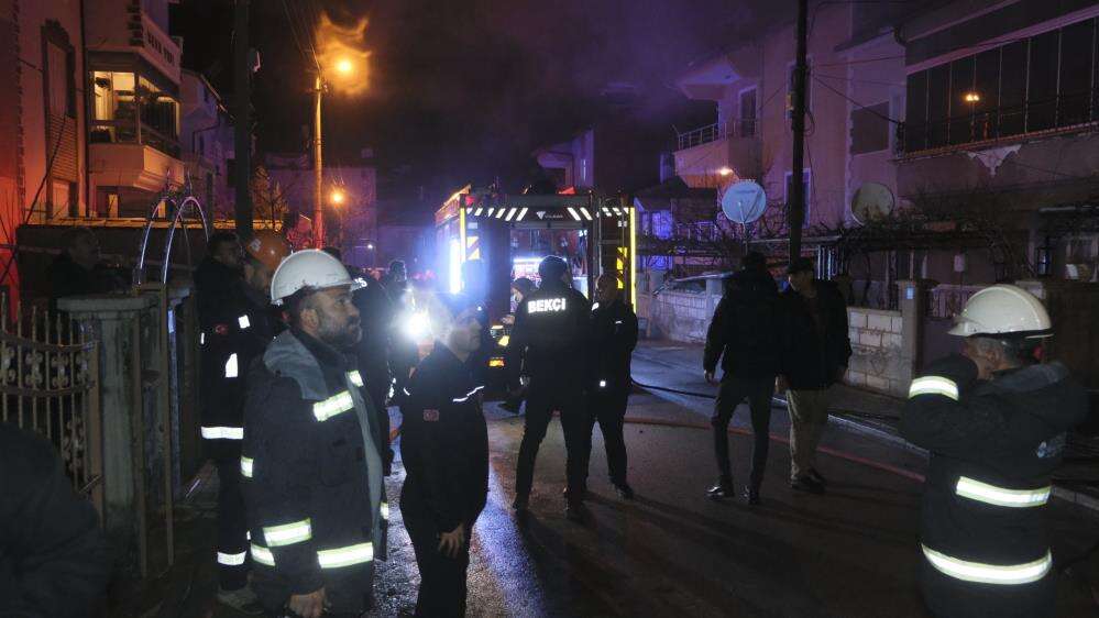Karaman’da çatı yangını iki binaya sıçradı, mahalle sokağa döküldü 8