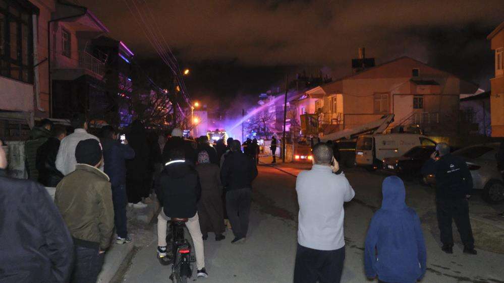 Karaman’da çatı yangını iki binaya sıçradı, mahalle sokağa döküldü 11
