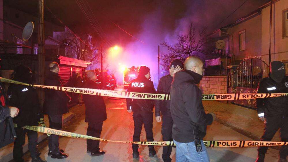Karaman’da çatı yangını iki binaya sıçradı, mahalle sokağa döküldü 9
