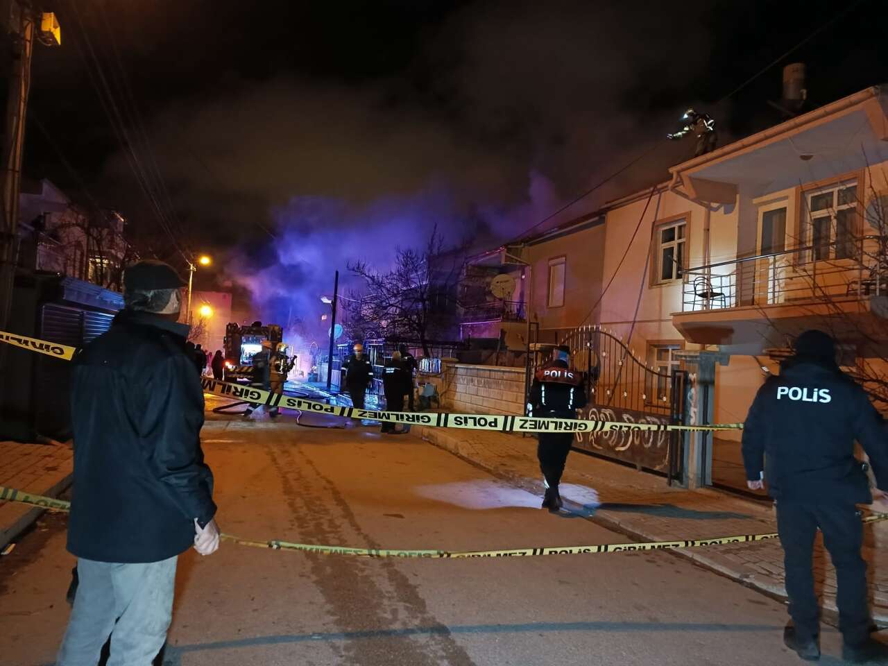 Karaman’da çatı yangını iki binaya sıçradı, mahalle sokağa döküldü 5